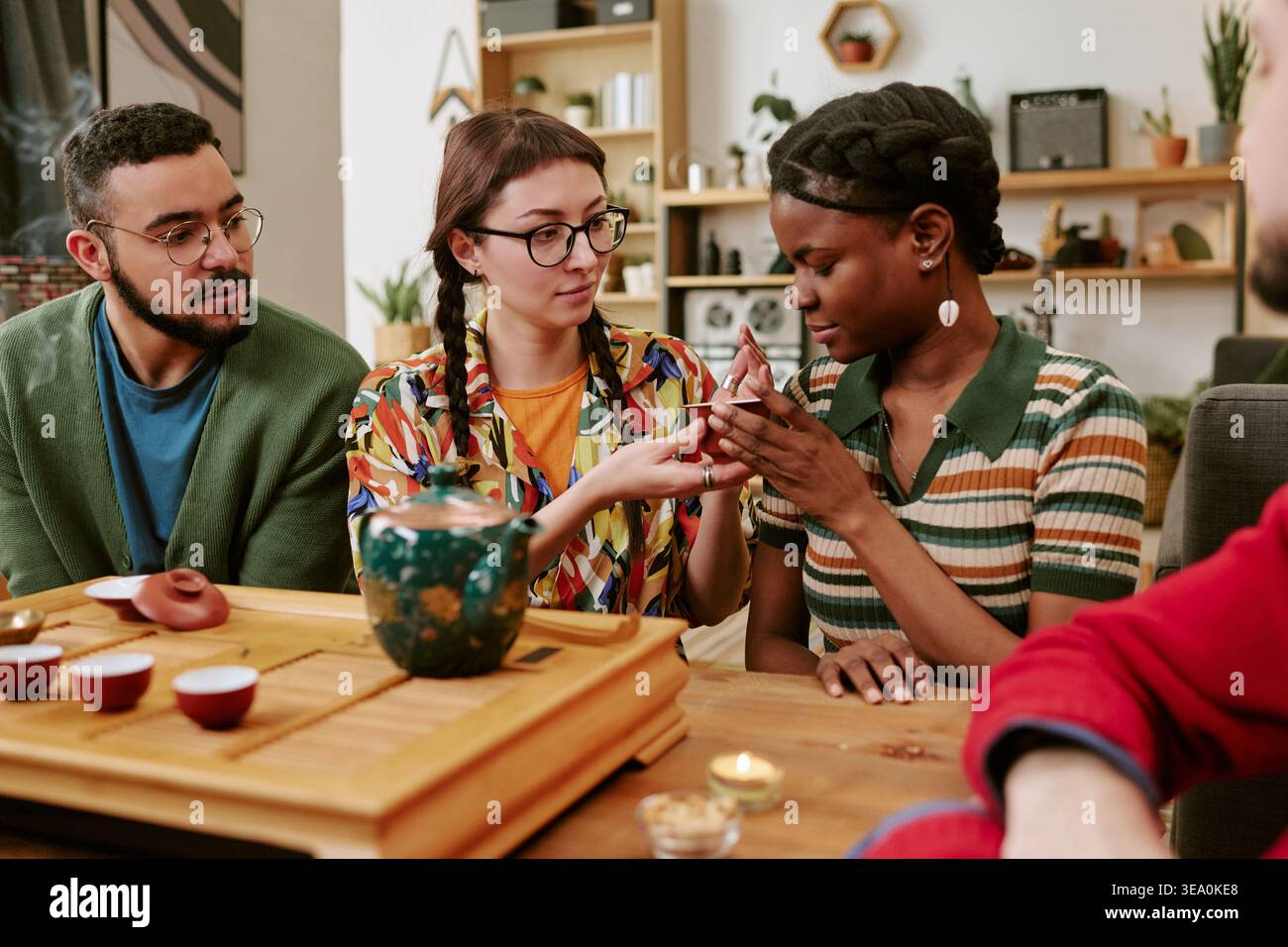 Verschiedene Freunde teilen Tee bei zwanglosen Treffen Stockfoto