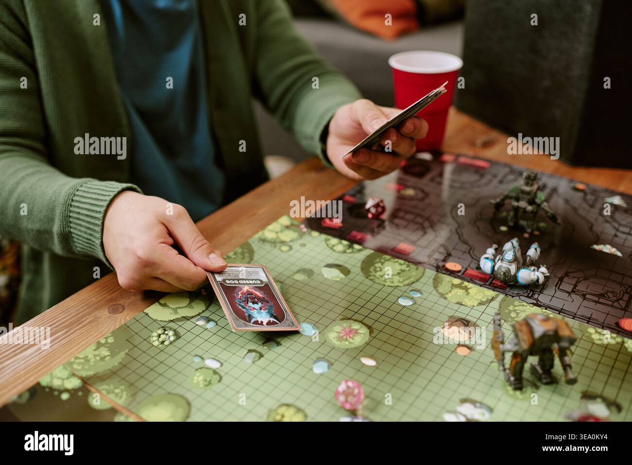 Erwachsener, der Strategiespiele für Home Entertainment spielt Stockfoto