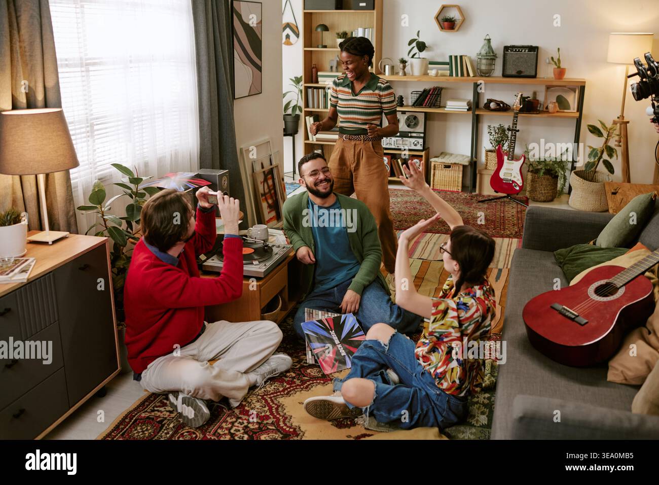 Verschiedene Erwachsene Freunde tanzen und spielen Vinyl-Platten zu Hause Stockfoto