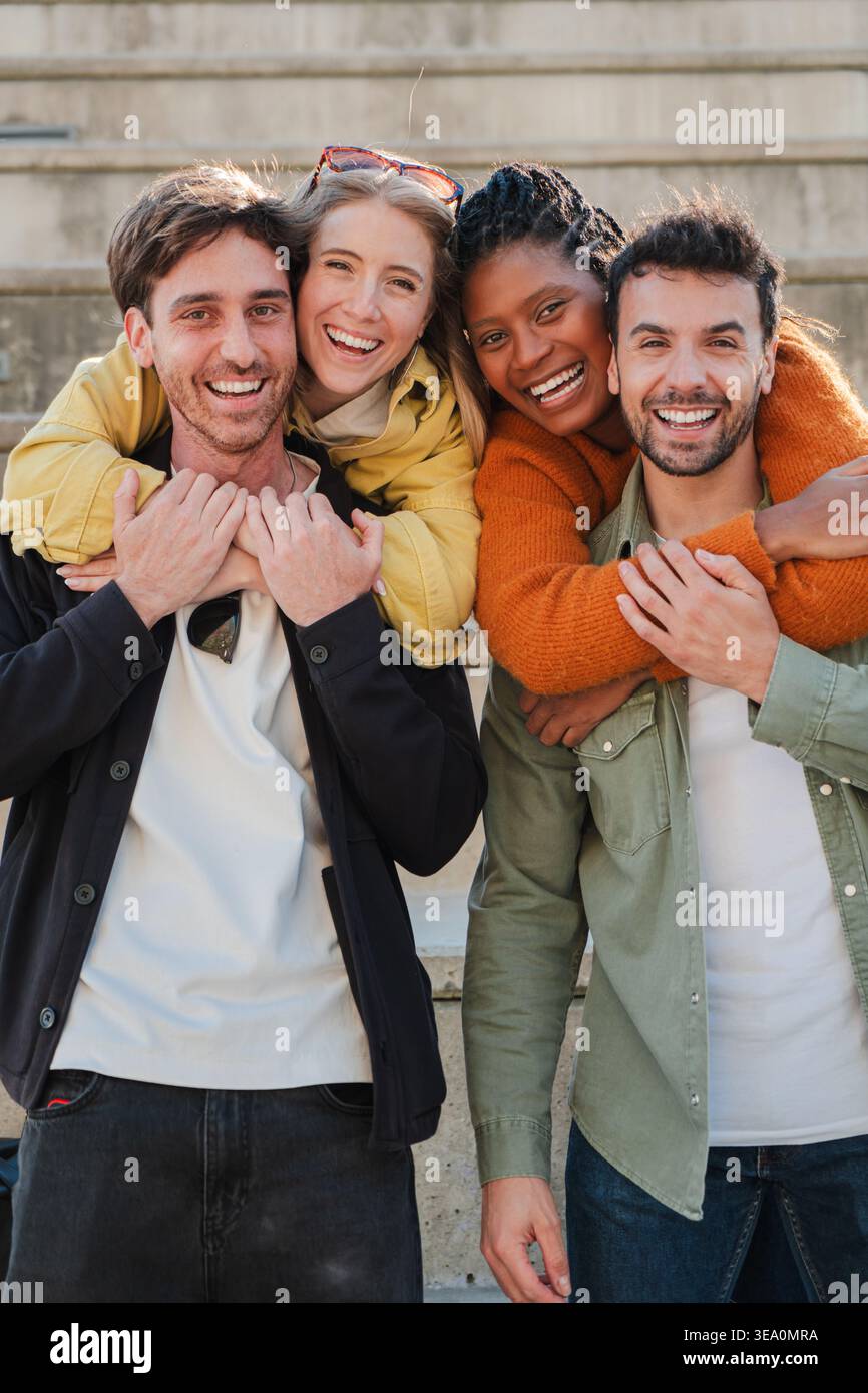 Ein wunderbares Treffen von Freunden, die Lachen und Freude teilen, während sie gemeinsam spielerische Momente erleben, die das Wesen von Freundschaft und zeigen Stockfoto