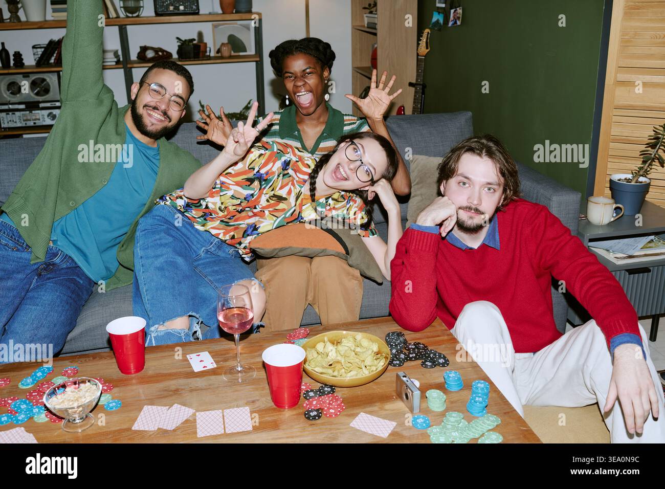 Verschiedene Erwachsene Freunde spielen Poker während einer zwanglosen House Party Stockfoto