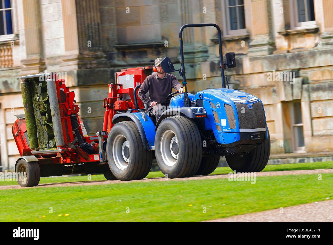 Ein Mitarbeiter, der einen BCS Vithar K90 AR Traktor und Mäher auf dem Castle Howard Estate in North Yorkshire, Großbritannien, fährt Stockfoto