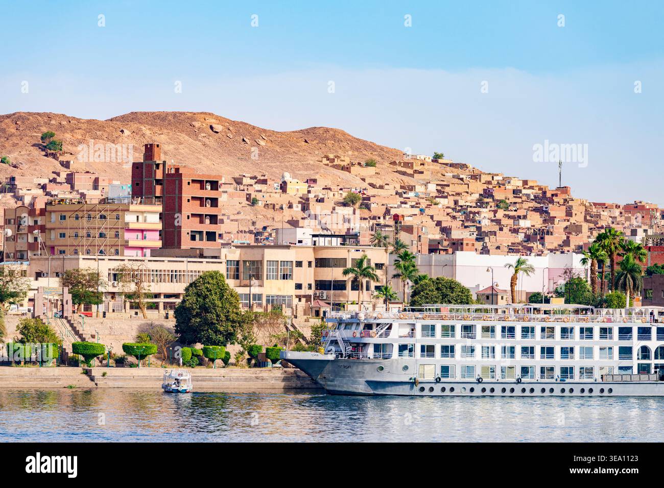 Kreuzfahrtschiff Segeln von Assuan nach Luxor, Nil, Ägypten Stockfoto