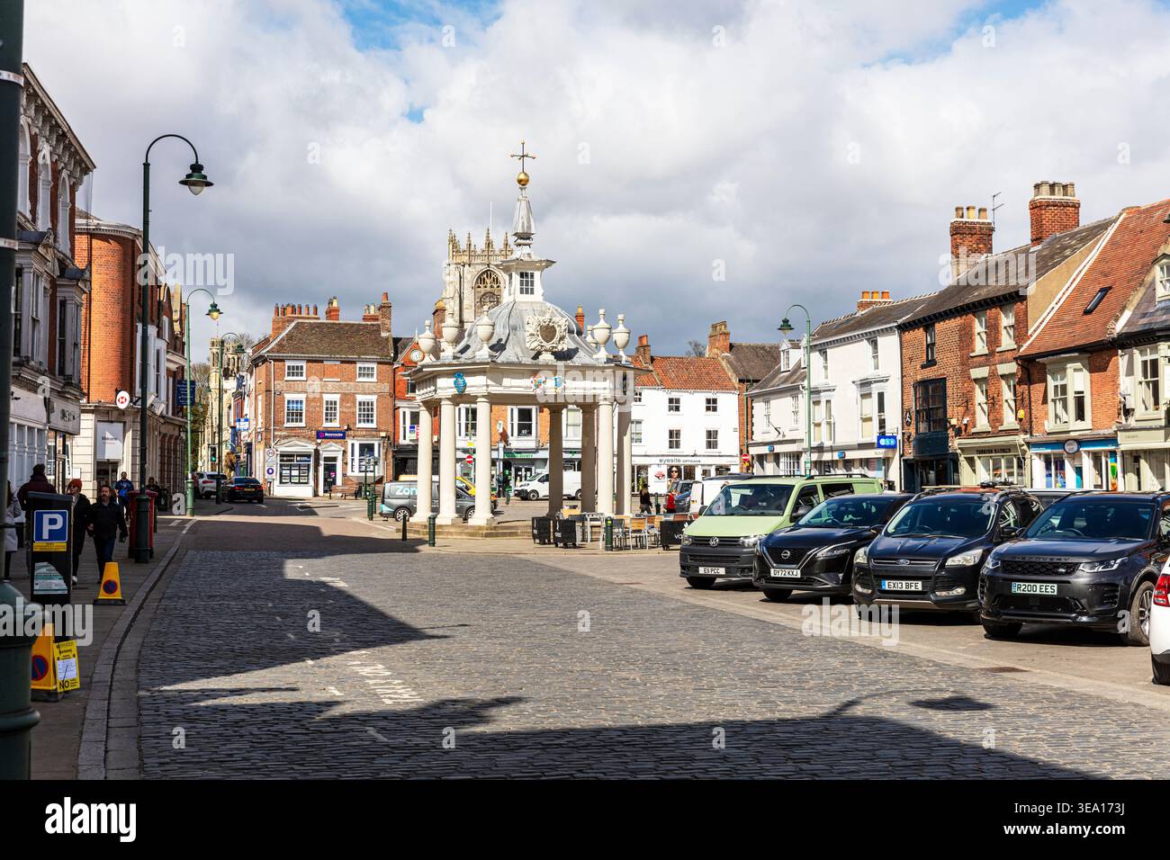 Blick auf das Stadtzentrum von Beverley in East Yorkshire, mit dem historischen Market Cross mit Kuppeldach, Säulen und dekorativen Wappen. Stockfoto