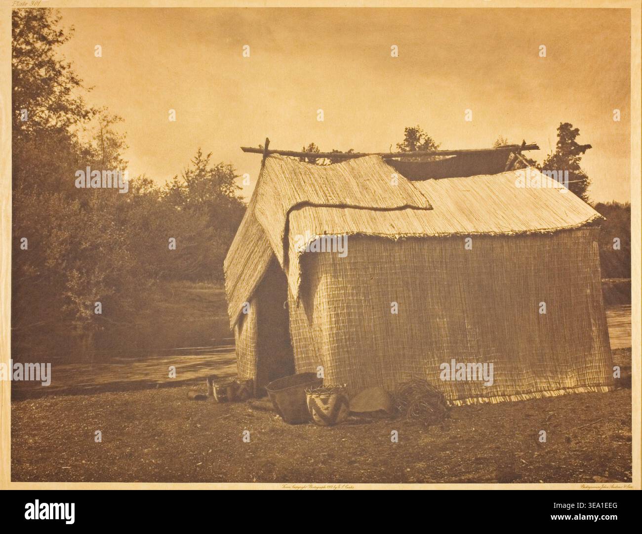 A Mat House – Skokomish von Edward S. Curtis, 1912, zeigt eine traditionelle Wohnung aus gewebten Matten der Skokomish im pazifischen Nordwesten Stockfoto