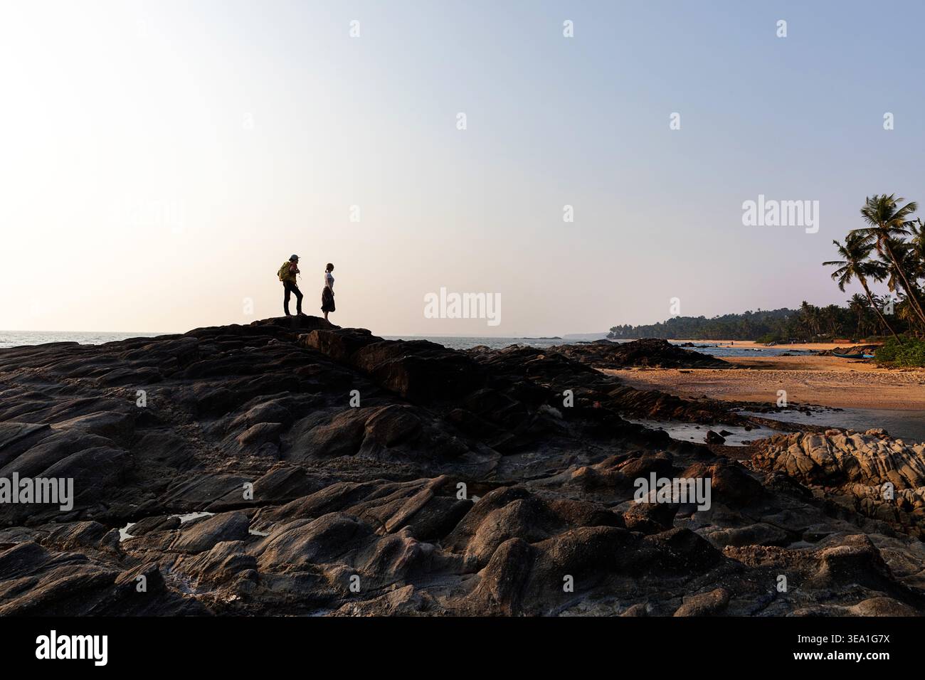 Unbebaute Küste, die besten Strände südlich von Kannur Stadt in Kerala in Indien, tropisches Paradies Sandstrand, Mutter und Sohn, Touristen erkunden Stockfoto