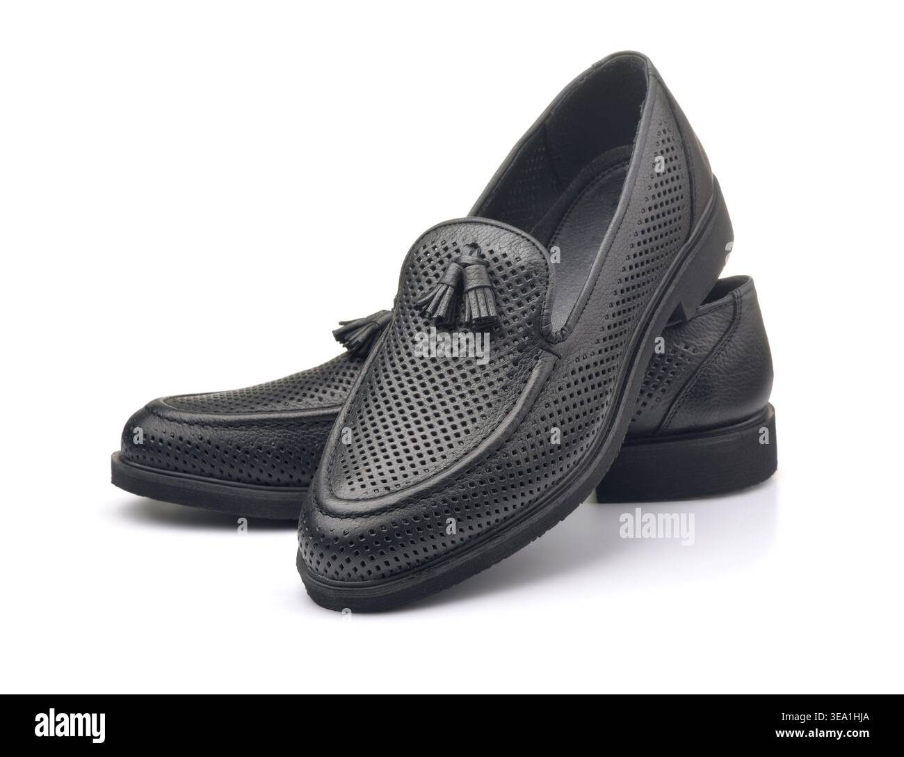 Paar schwarze Loafers aus Leder mit Quasten, isoliert auf weiß Stockfoto