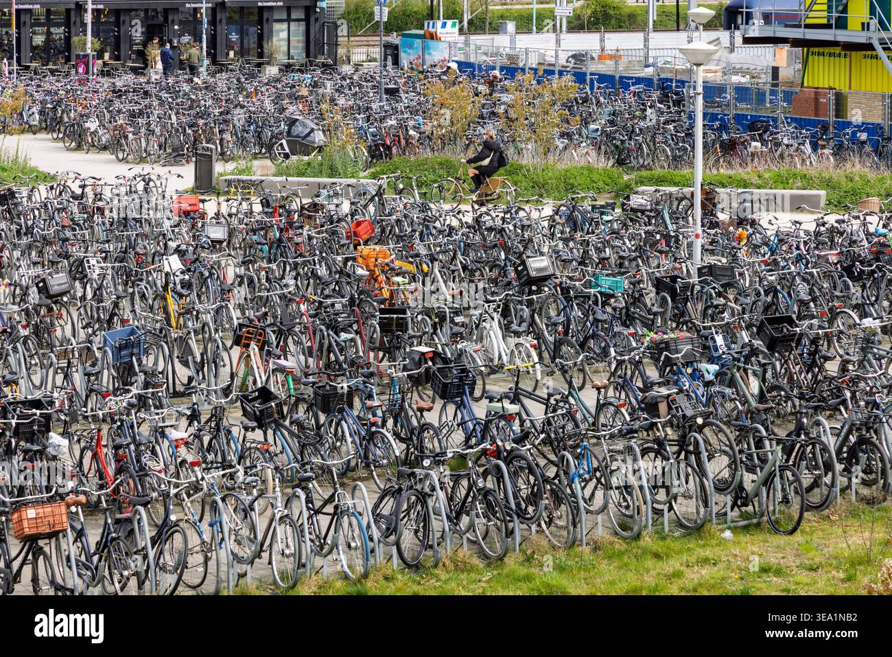 Amsterdam, Niederlande - 11. April 2026: Ein Hochwinkel von Tausenden von Fahrrädern, die in einem großen Außenbereich neben dem Amsterdam Sloterdijk pu geparkt sind Stockfoto