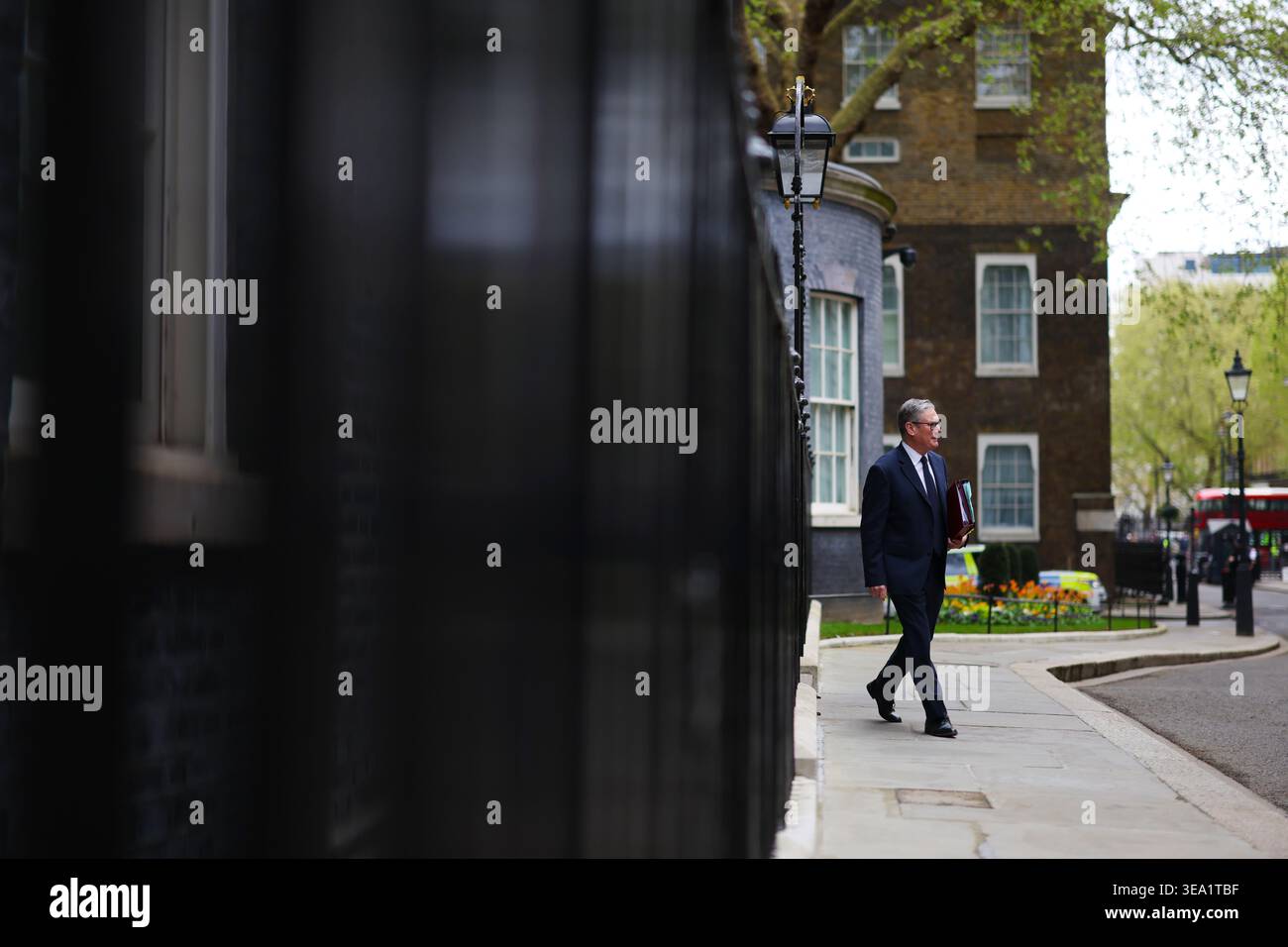 LONDON, ENGLAND, Vereinigtes Königreich - 15. April 2026 - der britische Premierminister Sir Keir Starmer verlässt die Downing Street 10 im Zentrum von London, um an PMQs (Fragen des Premierministers) im Parlament teilzunehmen - Foto: Geopix/No. 10/Simon Dawson Stockfoto