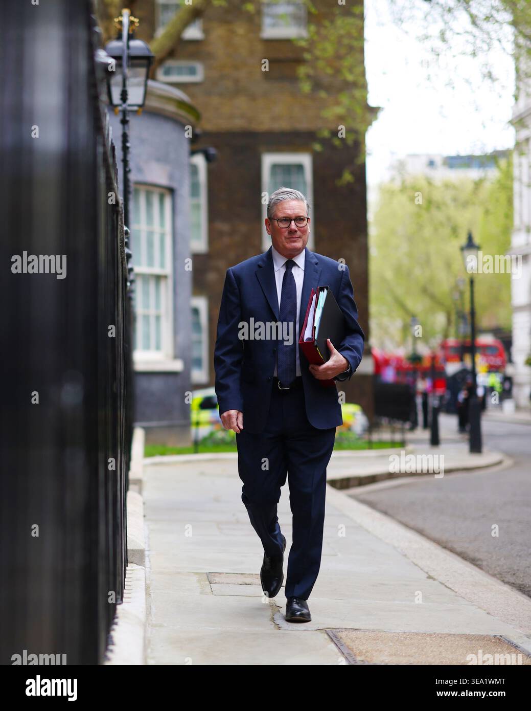 LONDON, ENGLAND, Vereinigtes Königreich - 15. April 2026 - der britische Premierminister Sir Keir Starmer verlässt die Downing Street 10 im Zentrum von London, um an PMQs (Fragen des Premierministers) im Parlament teilzunehmen - Foto: Geopix/No. 10/Simon Dawson Stockfoto