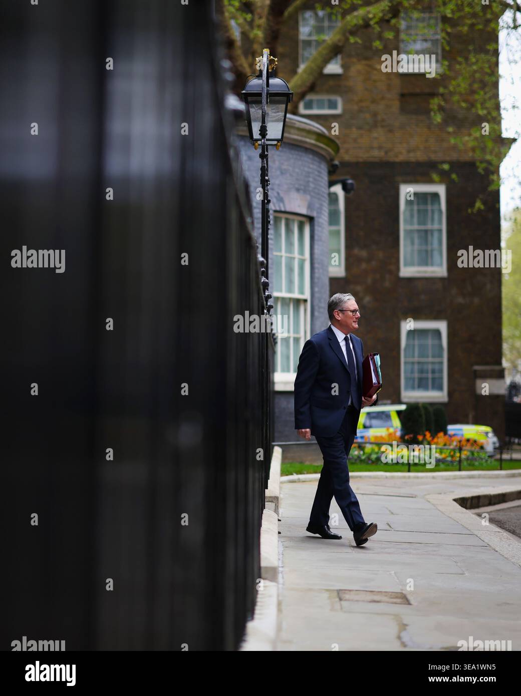 LONDON, ENGLAND, Vereinigtes Königreich - 15. April 2026 - der britische Premierminister Sir Keir Starmer verlässt die Downing Street 10 im Zentrum von London, um an PMQs (Fragen des Premierministers) im Parlament teilzunehmen - Foto: Geopix/No. 10/Simon Dawson Stockfoto