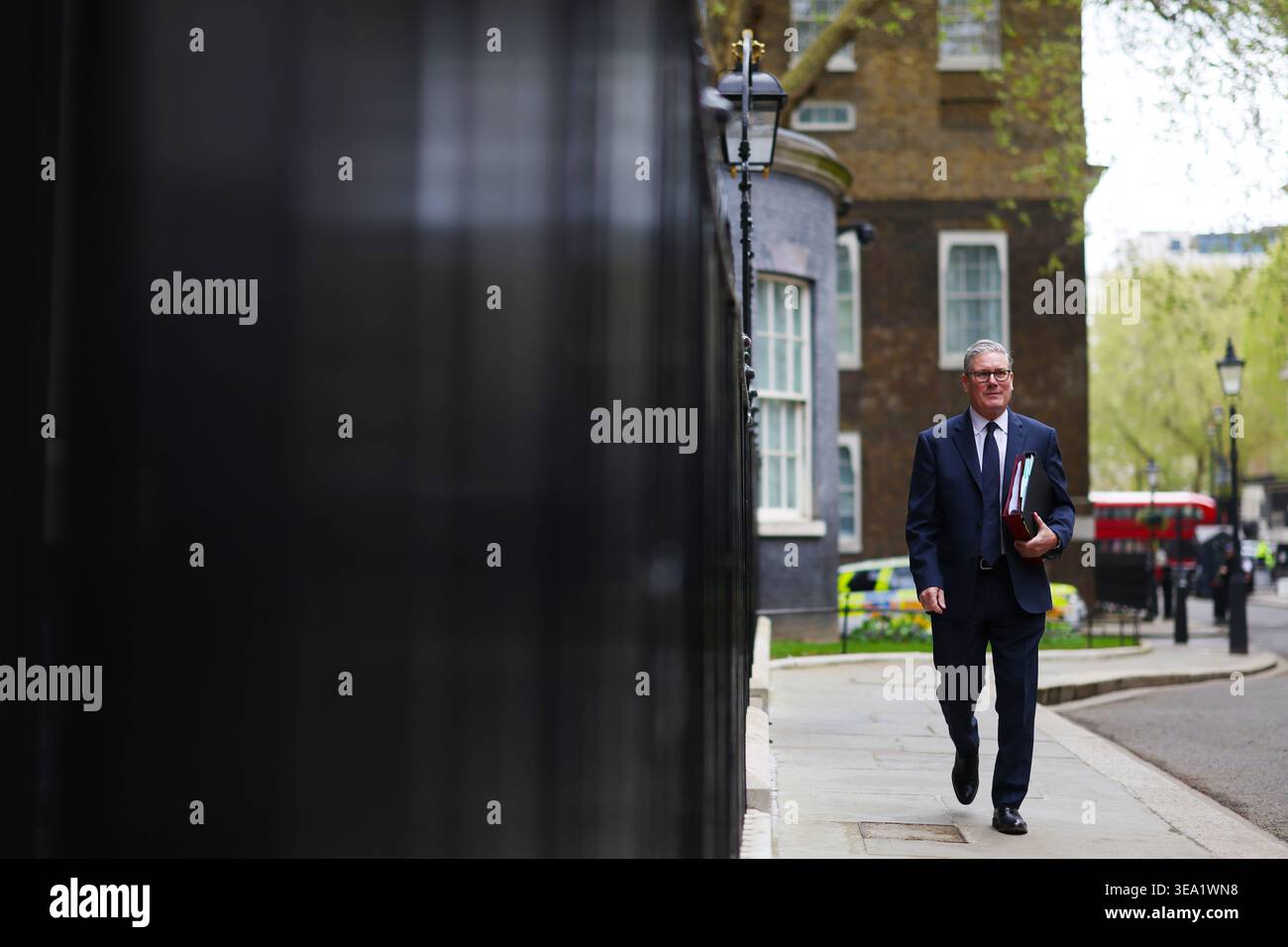 LONDON, ENGLAND, Vereinigtes Königreich - 15. April 2026 - der britische Premierminister Sir Keir Starmer verlässt die Downing Street 10 im Zentrum von London, um an PMQs (Fragen des Premierministers) im Parlament teilzunehmen - Foto: Geopix/No. 10/Simon Dawson Stockfoto