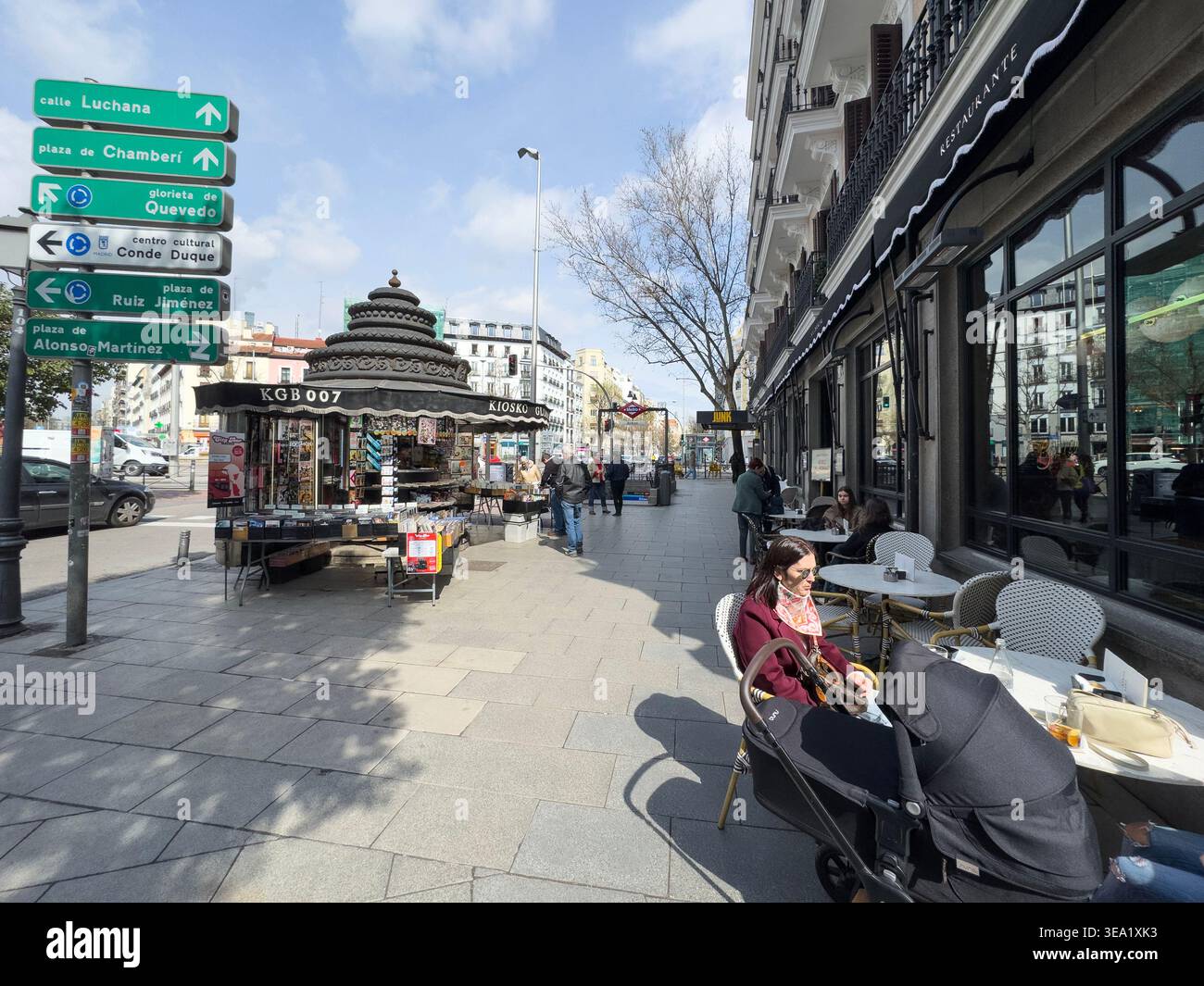 Kiosko Glorieta de Bilbao, Café Comercial, Kaffee- und Restauranterrassen am Bilbao-Platz, Madrid, Spanien - Smartphone-aufgenommenes Stockfoto
