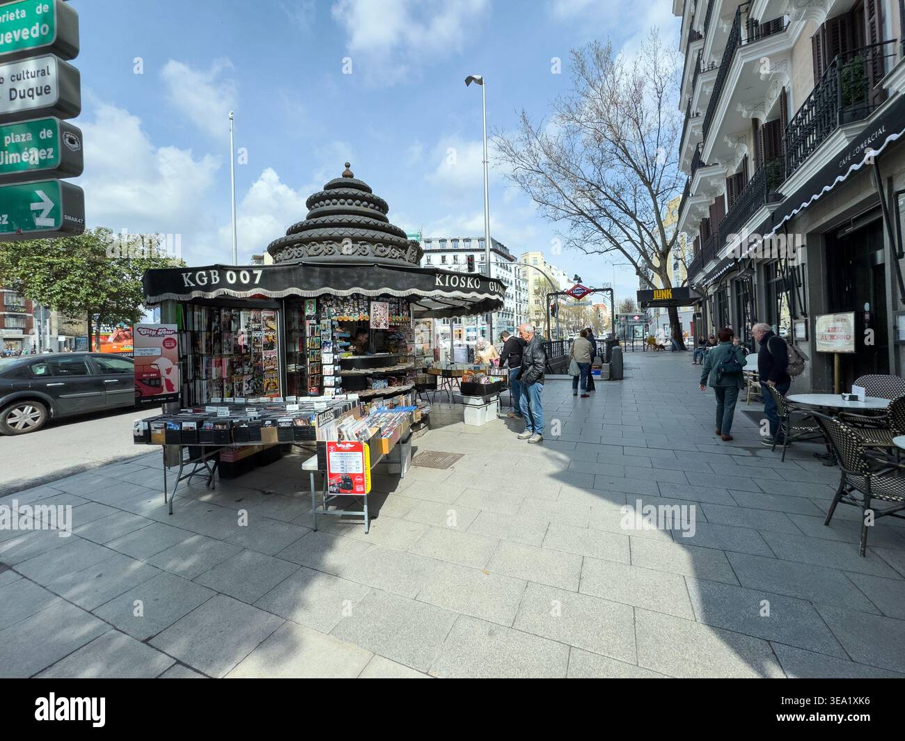 Kiosko Glorieta de Bilbao, Café Comercial, Kaffee- und Restauranterrassen am Bilbao-Platz, Madrid, Spanien - Smartphone-aufgenommenes Stockfoto
