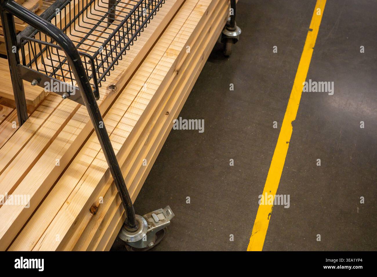 Holzdielen auf dem Wagen im Baumarkt, Baustoffeinkaufsbereich. Konzept: heimwerkereinrichtung Stockfoto