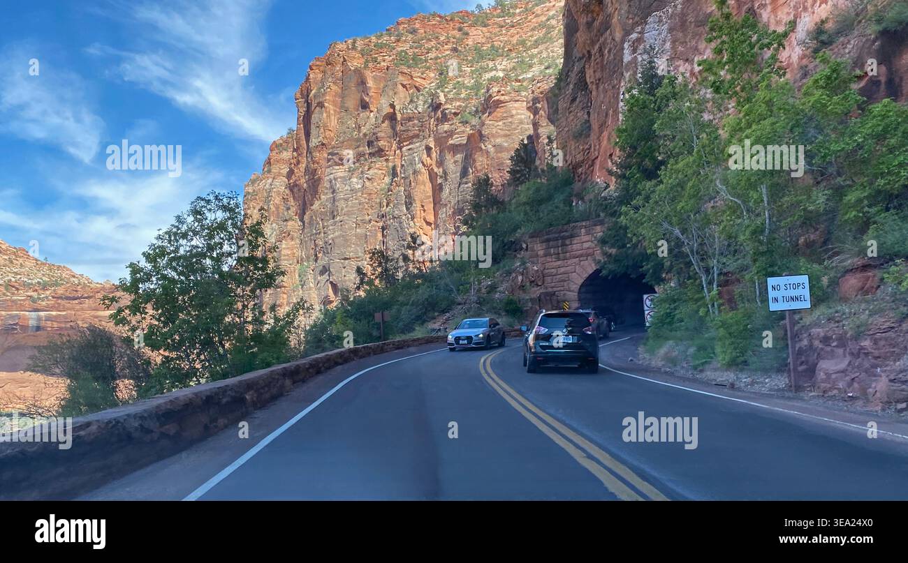 Autos, die in den Zion-Mount Carmel-Tunnel fahren, der in einen Berg im Zion-Nationalpark, Springdale, Utah, USA, gemeißelt wurde Stockfoto