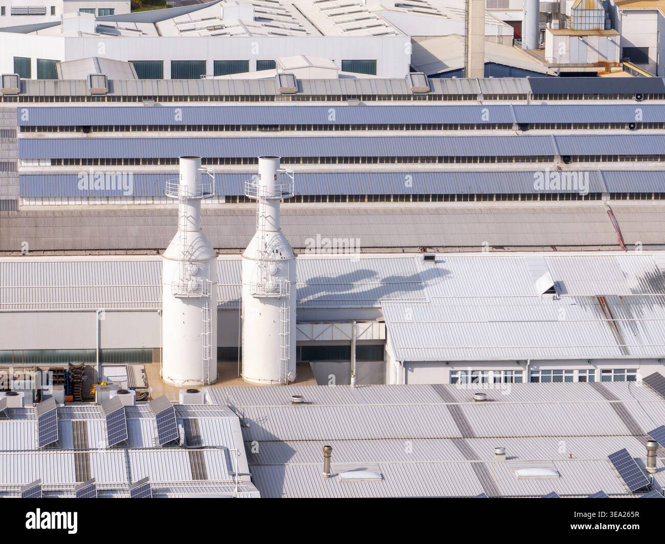 Die Luftaufnahme zeigt eine große Aluminiumfabrik mit Metallproduktionsanlagen und schweren Industriegebäuden in einer Landschaft. Stockfoto