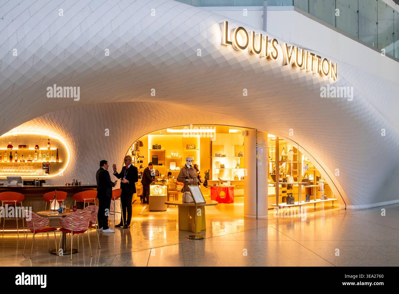 Louis Vuitton Store und Le Cafe Louis Vuitton, Terminal 2, Flughafen Heathrow, London, Großbritannien. Stockfoto