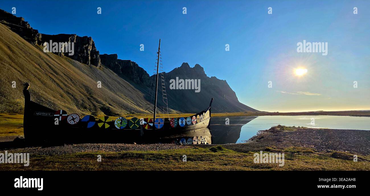 Wikingerboot in Vestrahorn See - island - Smartphone-aufgenommenes Stockfoto