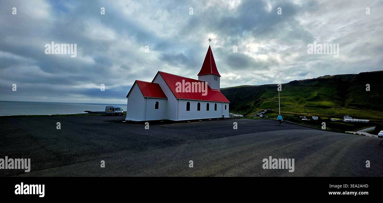 Die wunderschöne rote Kirche in Vik - Island - Smartphone-aufgenommenes Stockfoto
