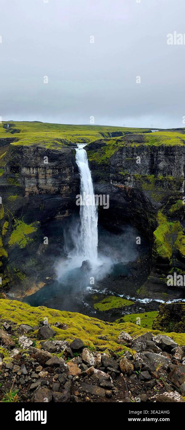 Der wunderschöne Haifoss in Island - Smartphone-aufgenommenes Stockfoto