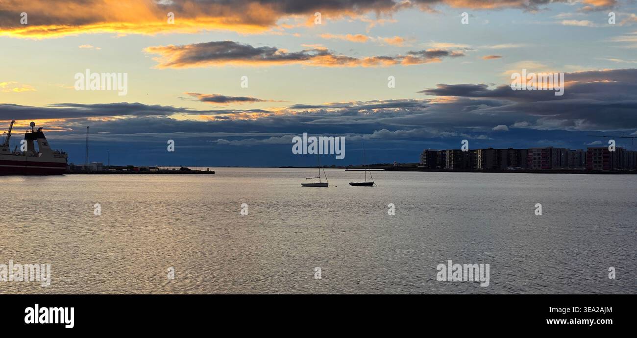 Wunderschöner Sonnenuntergang in Reykjavik - Golden Hour - Smartphone-aufgenommenes Stockfoto