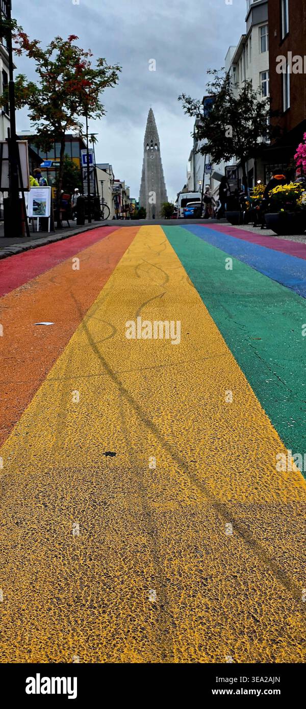 Rainbow Street in Reykjavik und Kirche im Hintergrund - Smartphone-aufgenommenes Stockfoto