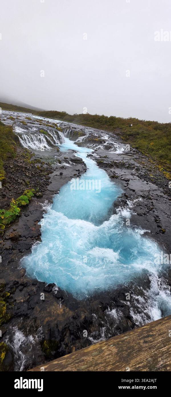 Wunderschöner Bruarfoss in Island - Smartphone-aufgenommenes Stockfoto