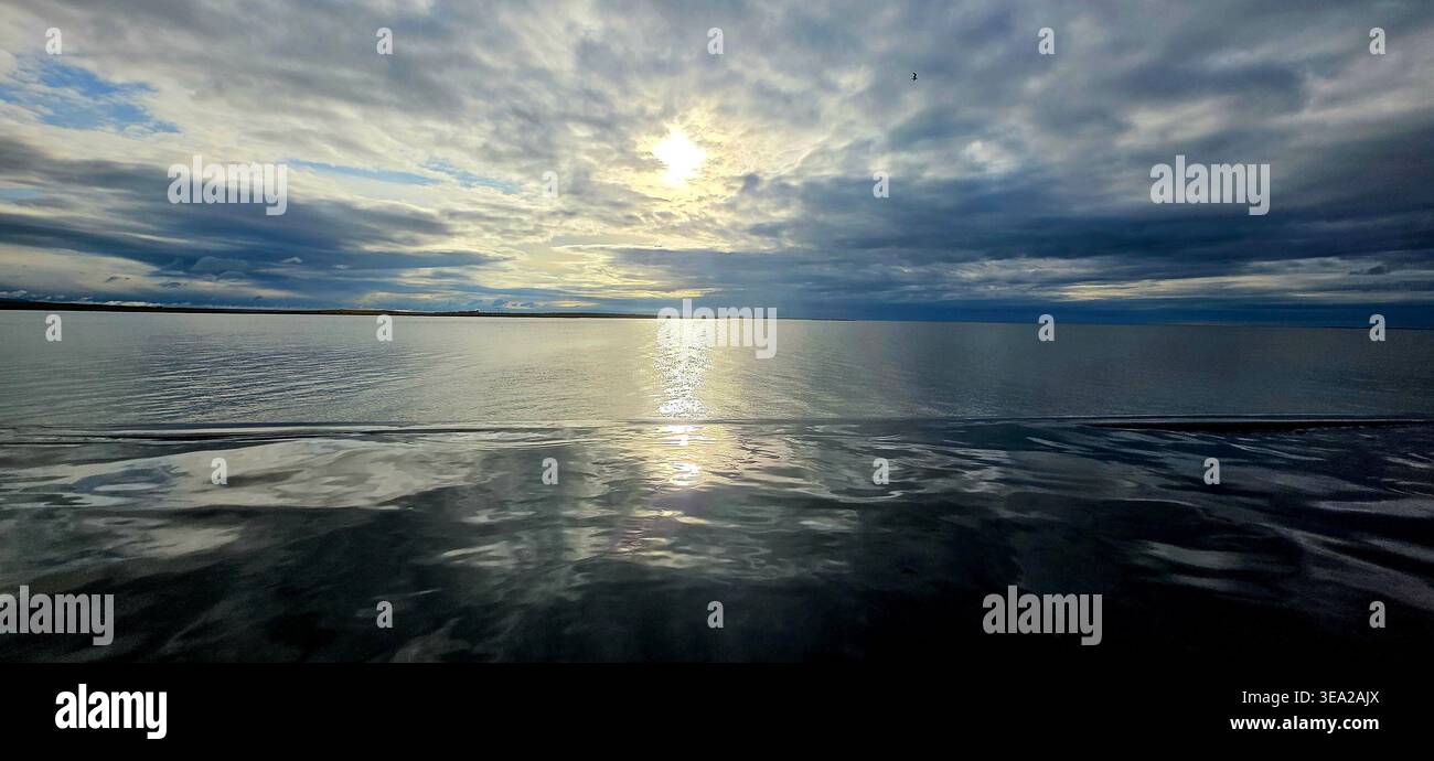 Wunderschöner Sonnenuntergang und Spiegelbild des isländischen Meeres - Smartphone-aufgenommenes Stockfoto