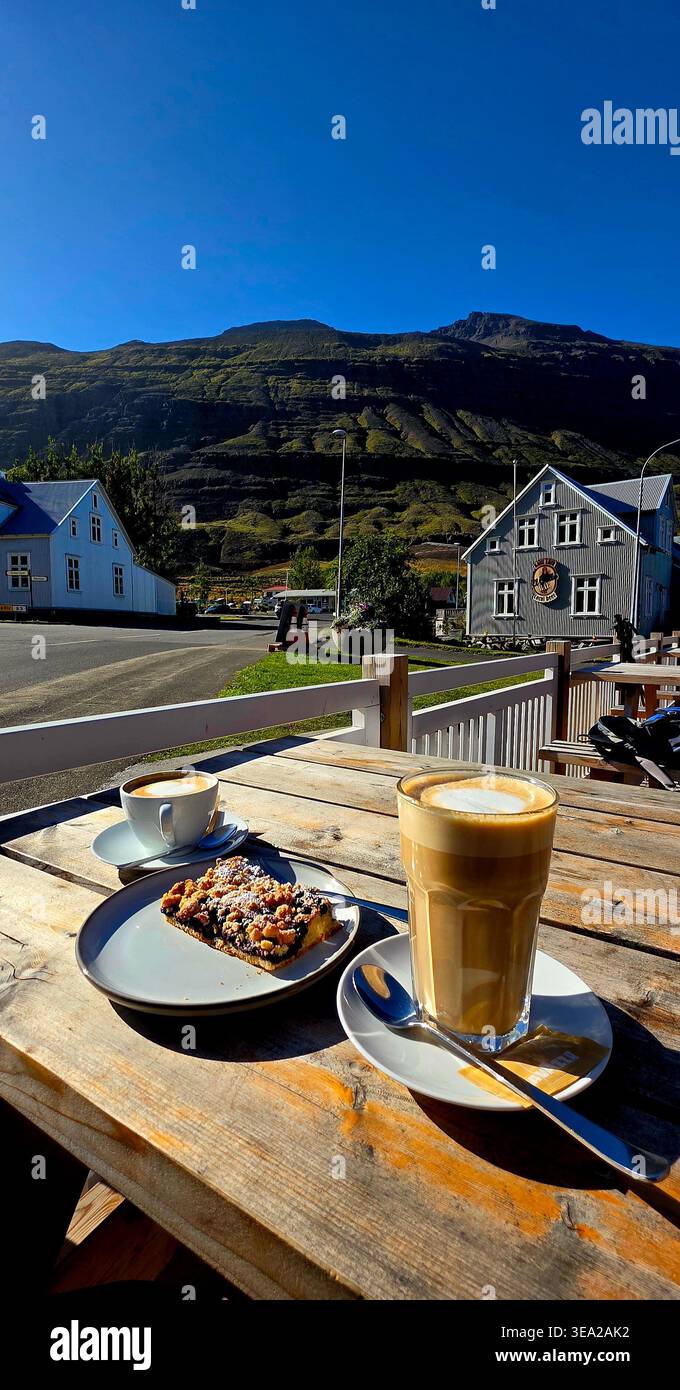 Entspannung bei einer Tasse Kaffee und Kuchen - Smartphone-aufgenommenes Stockfoto