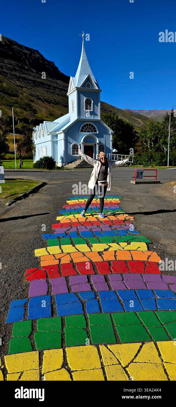 Frau in der RegenbogenStraßenkirche mit offenen Händen - Smartphone-aufgenommenes Stockfoto