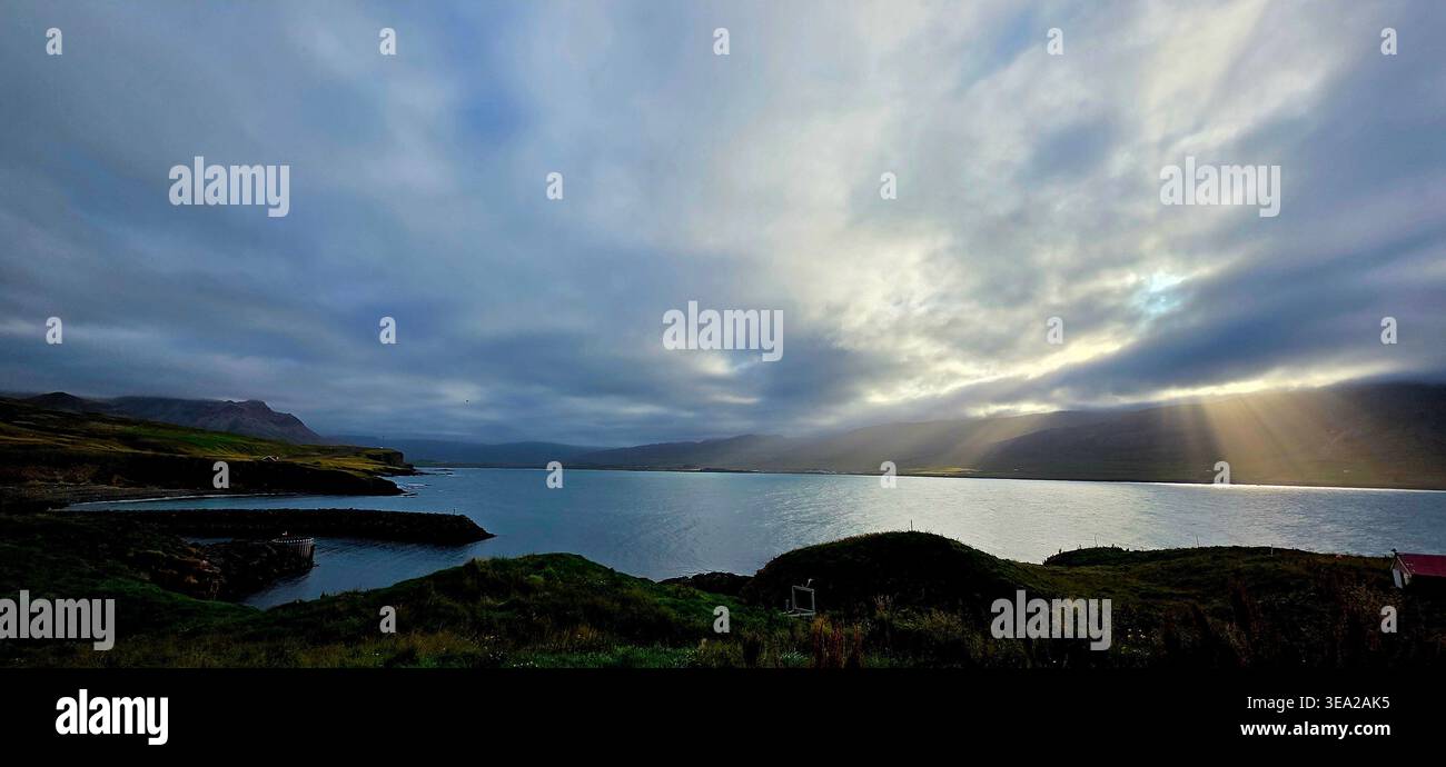 Sonnenuntergang zwischen Wolken - Smartphone-aufgenommenes Stockfoto