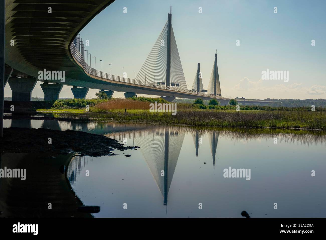 Mersey Gateway Bridge Reflexion im stehenden Wasser unter der Brücke am Montag, 20. April 2026. Foto von James Giblin (Alamy Stock Photo) Stockfoto