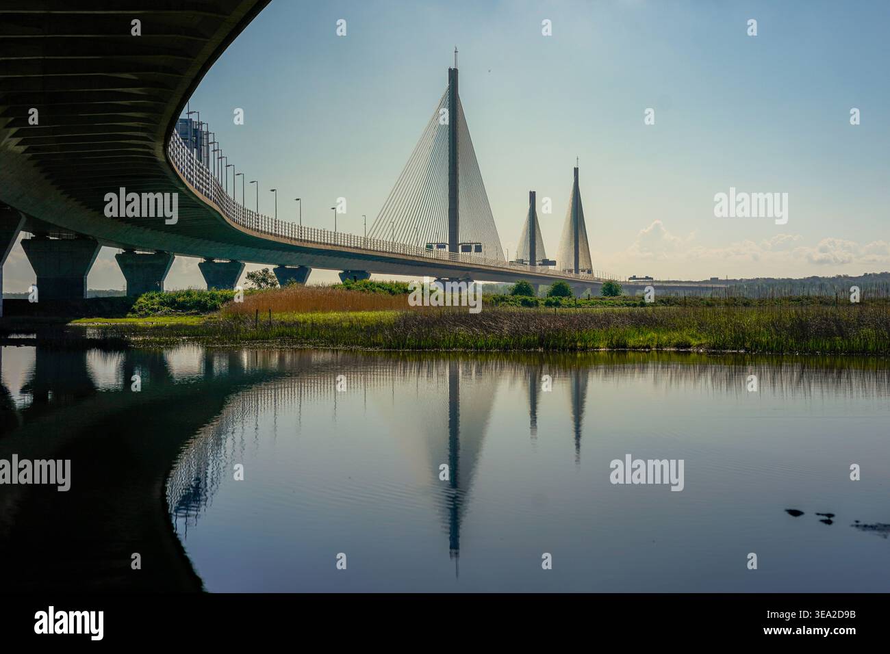 Mersey Gateway Bridge Reflexion im stehenden Wasser unter der Brücke am Montag, 20. April 2026. Foto von James Giblin (Alamy Stock Photo) Stockfoto