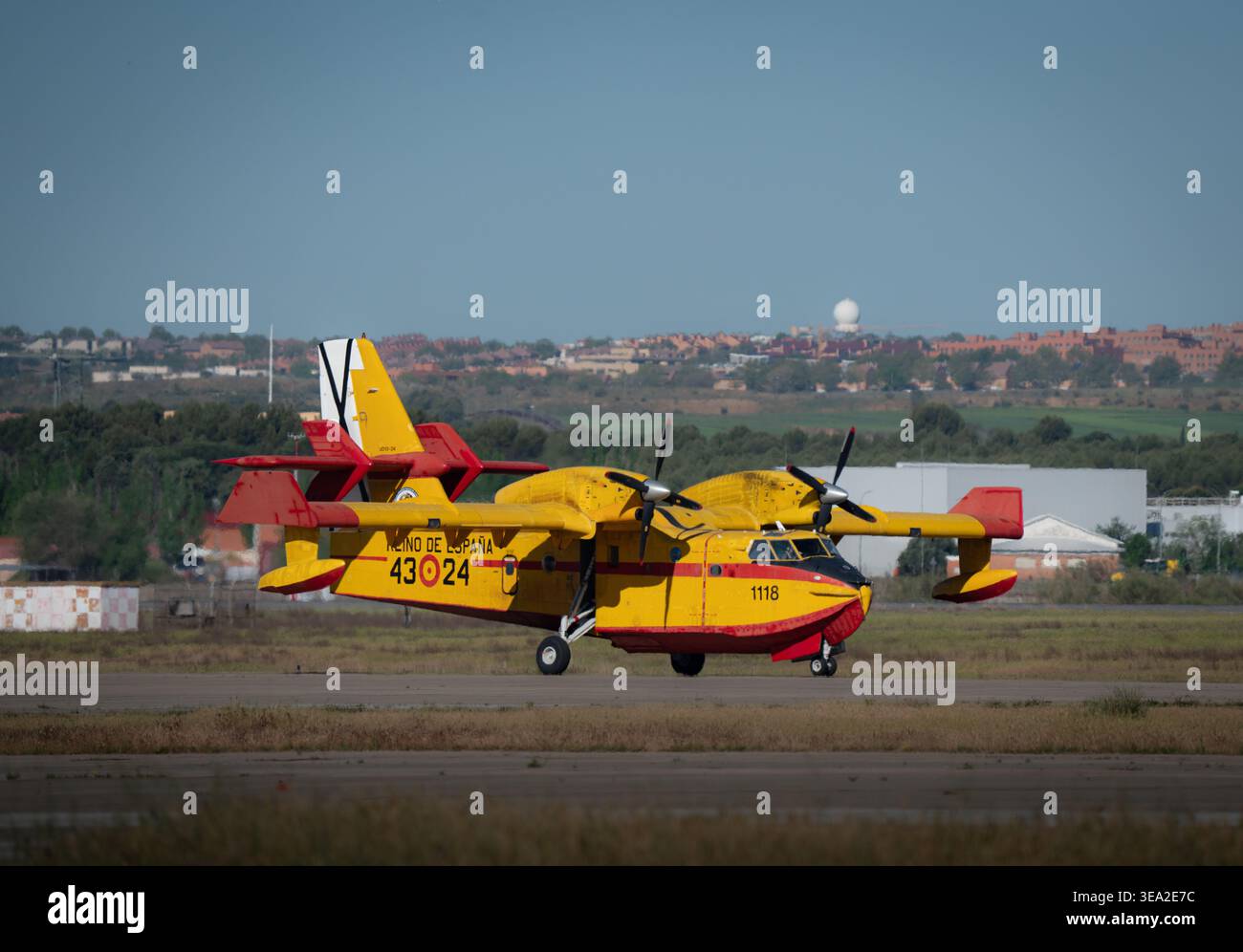 TORREJON DE ARDOZ, SPANIEN - 16. APRIL 2026: Ein Bombardier CL-415 (CL-215T) amphibisches Feuerwehrflugzeug der 43 Grupo auf der Fluglinie A Stockfoto