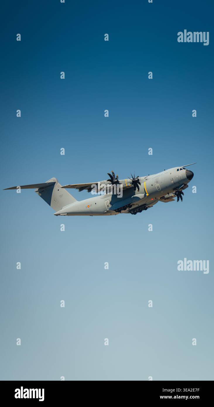 TORREJON DE ARDOZ, SPANIEN - 16. APRIL 2026: Ein Luftwaffenflugzeug der spanischen Luftwaffe Airbus A400M Atlas (T.23) startet während eines Militärtransportes von der Torrejon Air Base Stockfoto