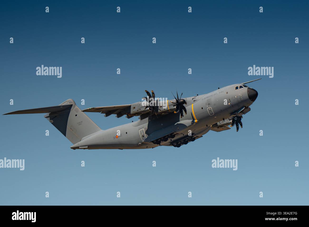 TORREJON DE ARDOZ, SPANIEN - 16. APRIL 2026: Ein Luftwaffenflugzeug der spanischen Luftwaffe Airbus A400M Atlas (T.23) startet während eines Militärtransportes von der Torrejon Air Base Stockfoto