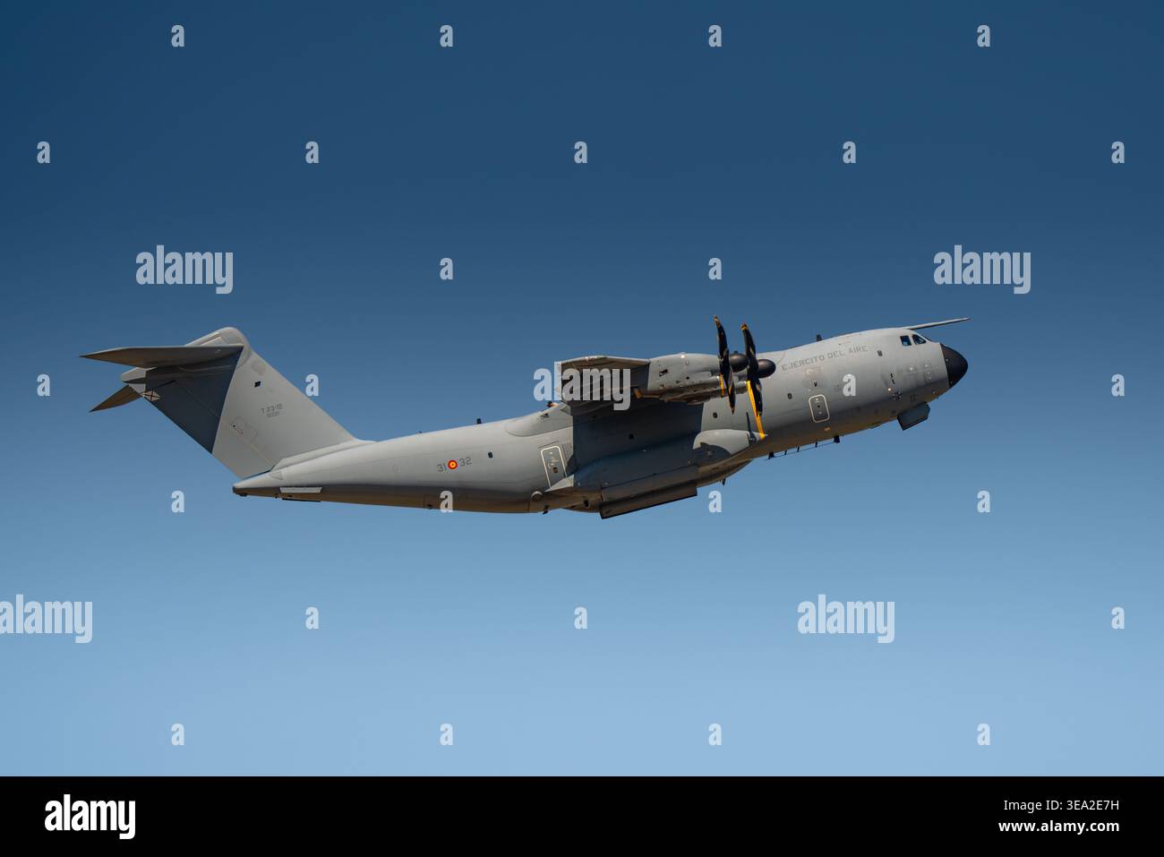 TORREJON DE ARDOZ, SPANIEN - 16. APRIL 2026: Ein Luftwaffenflugzeug der spanischen Luftwaffe Airbus A400M Atlas (T.23) startet während eines Militärtransportes von der Torrejon Air Base Stockfoto