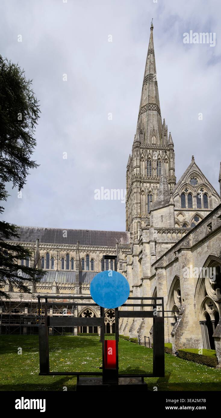 Barbara Hepworth abstrakte Skulptur der Kreuzigung im Garten der Cloisters of Salisbury Cathedral, Wiltshire, Großbritannien am 16. April 2026 Stockfoto