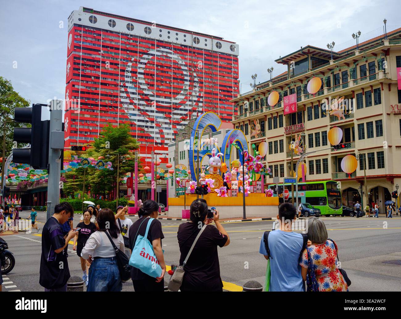 People Park Komplex in Chinatown Singapur und modernstes Gebäude, das zu einem Wahrzeichen geworden ist, jetzt in Rot und weiß neu gestrichen. Stockfoto