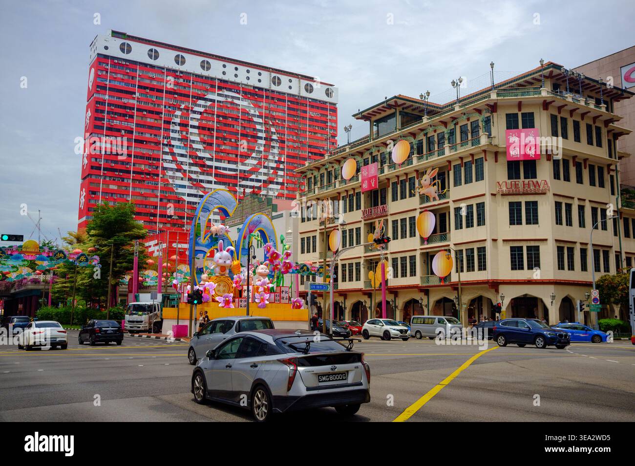 People Park Komplex in Chinatown Singapur und modernstes Gebäude, das zu einem Wahrzeichen geworden ist, jetzt in Rot und weiß neu gestrichen. Stockfoto