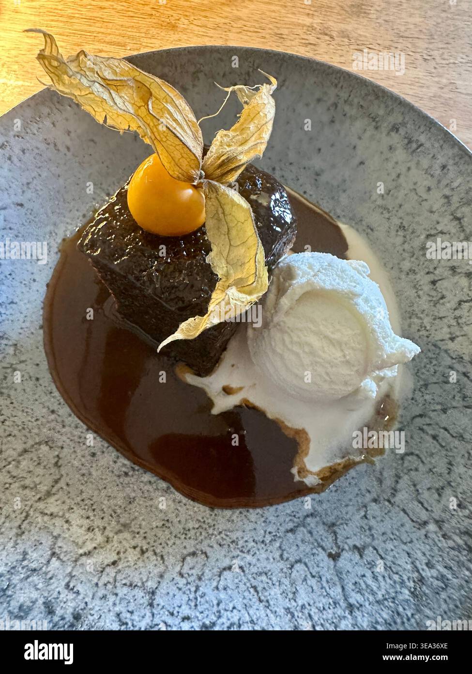 Sticky Toffee und Vanilleeispudding - Smartphone-aufgenommenes Stockfoto