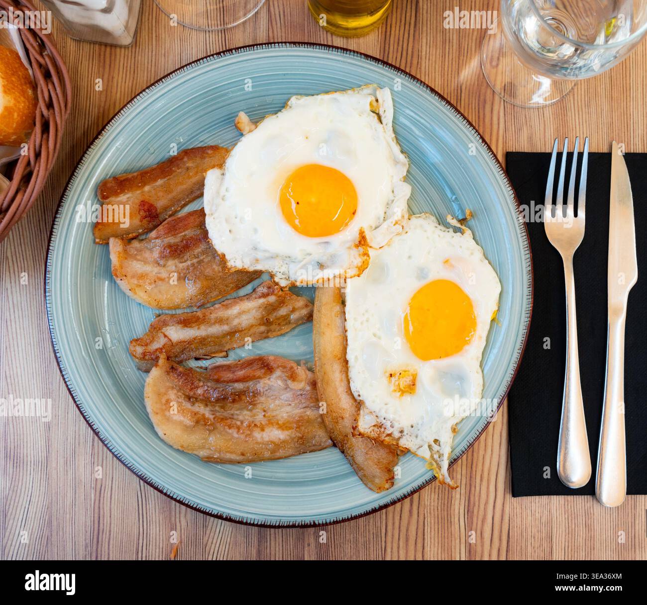 Gebratene, sonnige Eier mit knusprigen Pancetta-Scheiben Stockfoto