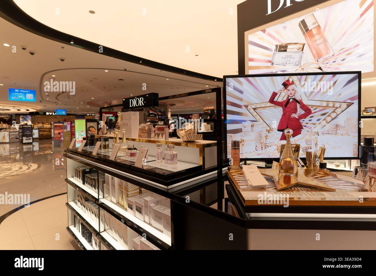 Singapur - 9. Dezember 2025: Duftkollektion Dior in einem Duty-Free-Shop am Flughafen Changi. Stockfoto