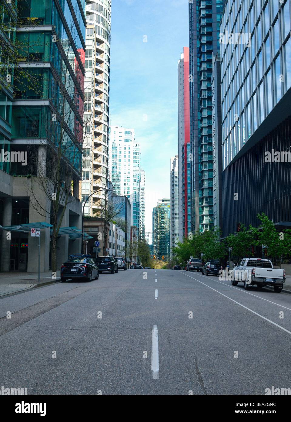 West Hastings Street während eines ruhigen Moments am frühen Morgen in der Innenstadt von Vancouver, BC. Stockfoto