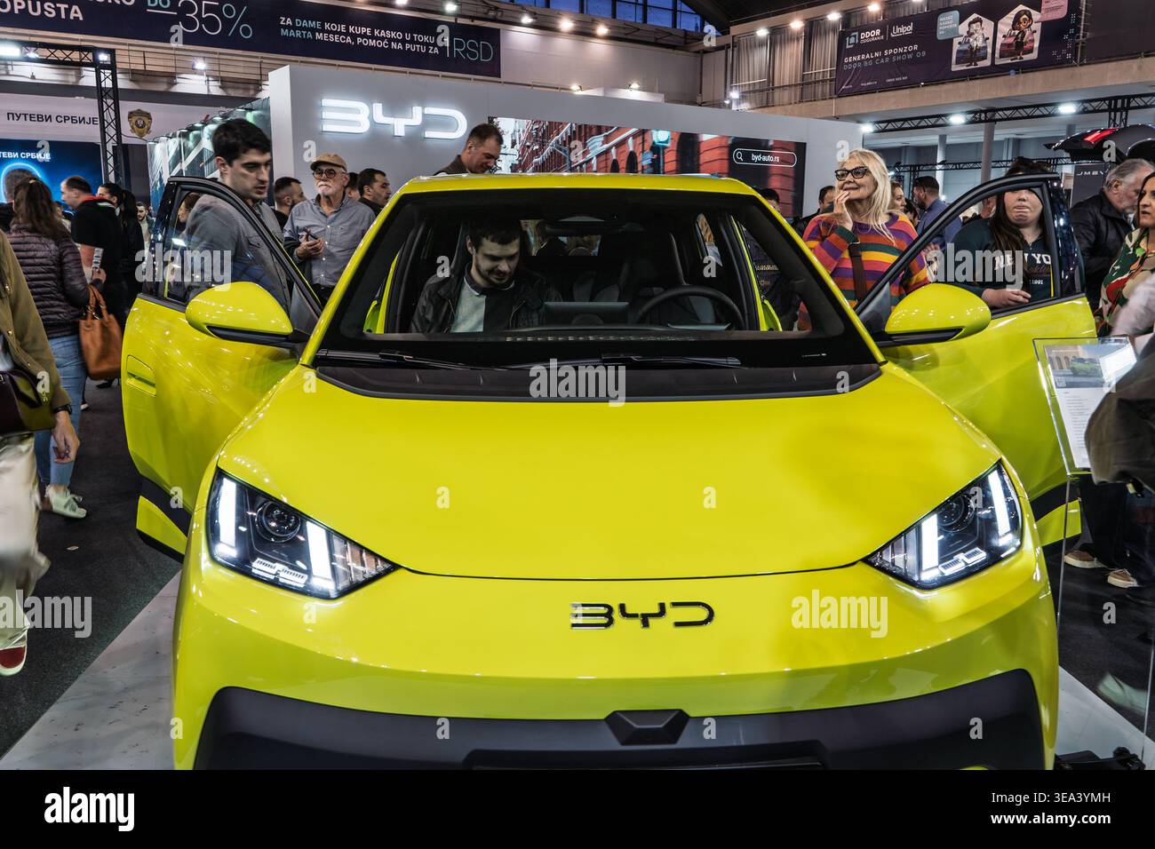 BELGRAD, SERBIEN - 22. MÄRZ 2026: BYD-Elektroauto als Besucher und potenzielle Käufer das Fahrzeug in einem belgrader Autohändler inspizieren, ist BYD ein Kinn Stockfoto