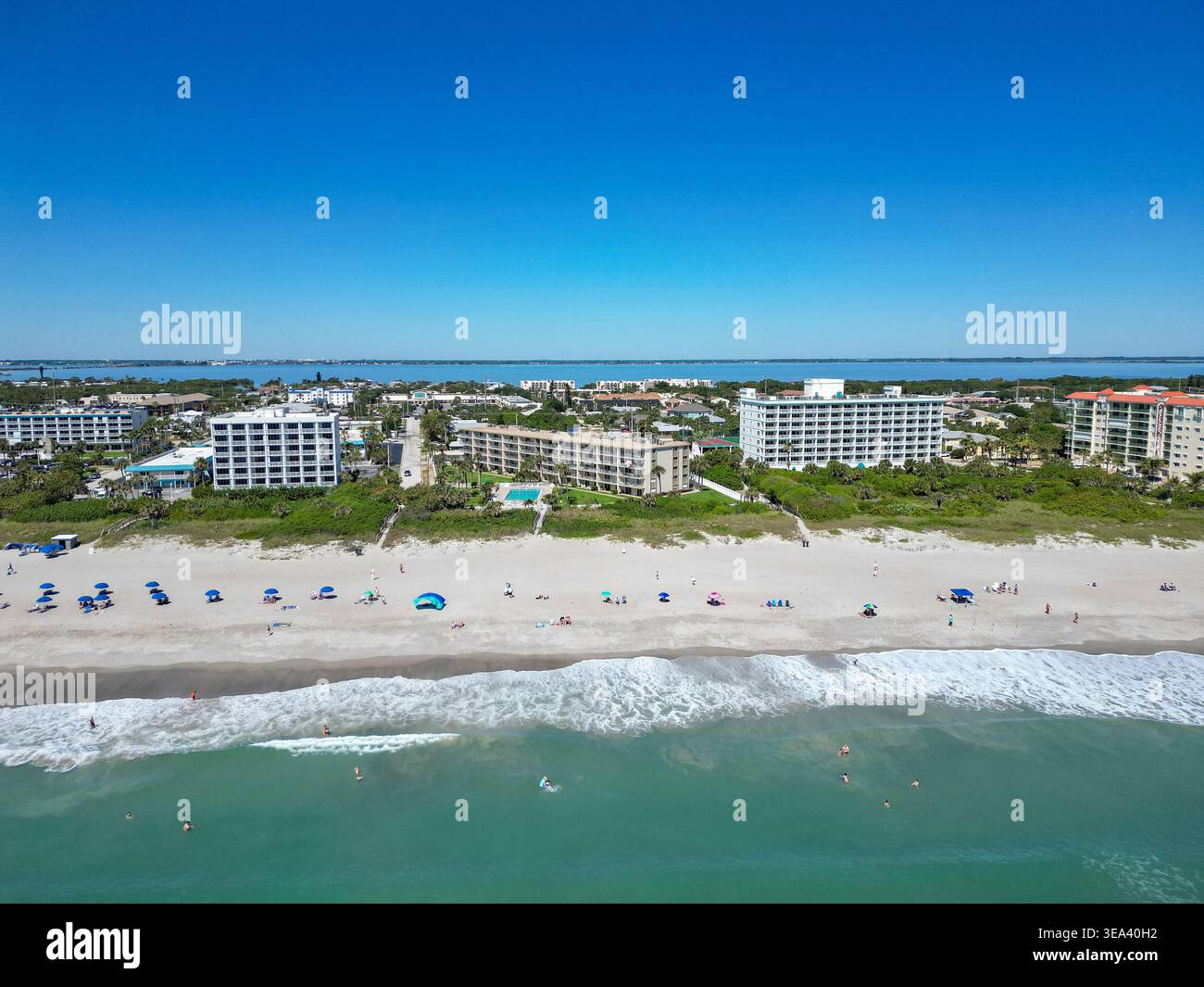 Hotels, Resorts und Ferienwohnungen am Meer in der Nähe von Cocoa Beach Pier und Cape Canaveral an Floridas Space Coast Stockfoto