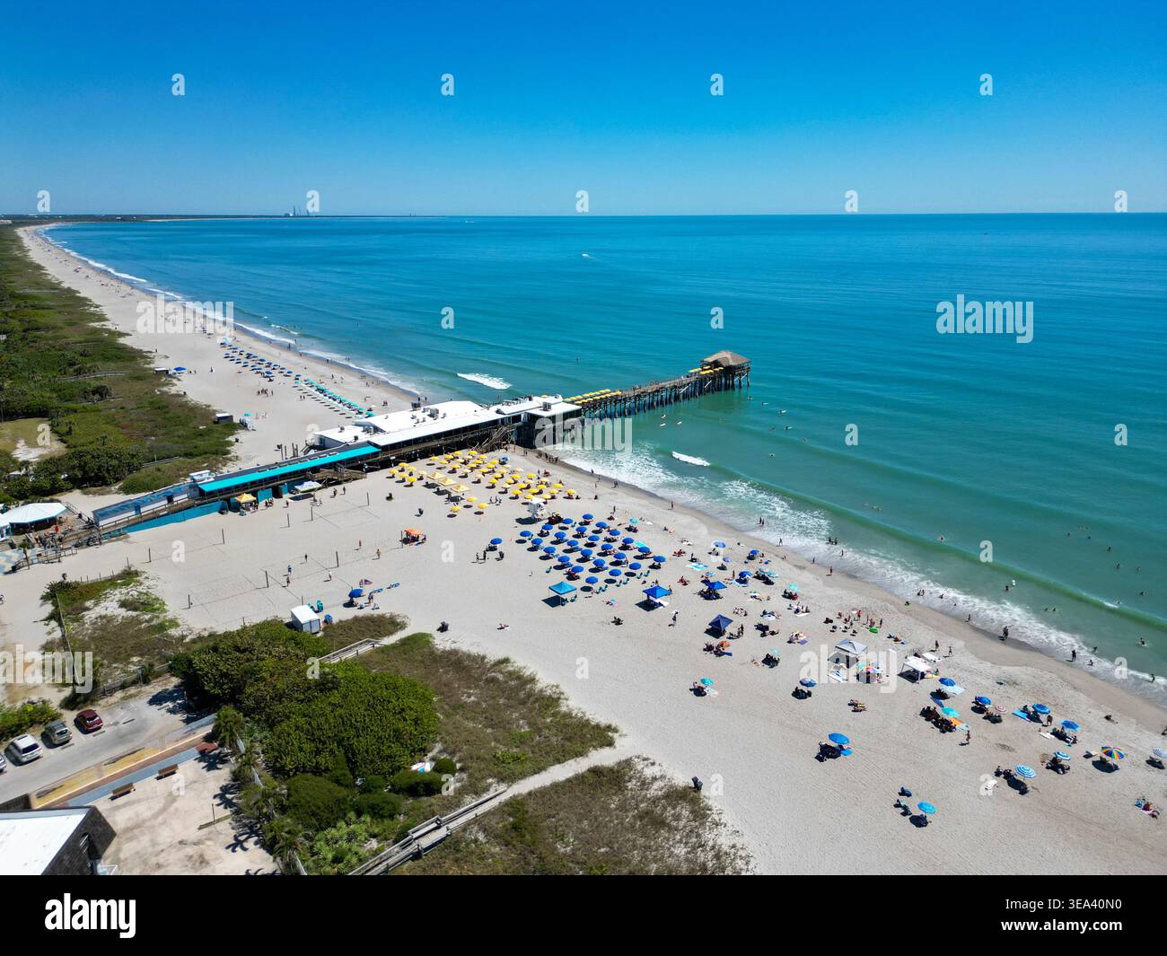 Touristen, die sich in der Nähe von Cocoa Beach Pier in der Nähe von Cape Canaveral an Floridas Space Coast entspannen Stockfoto