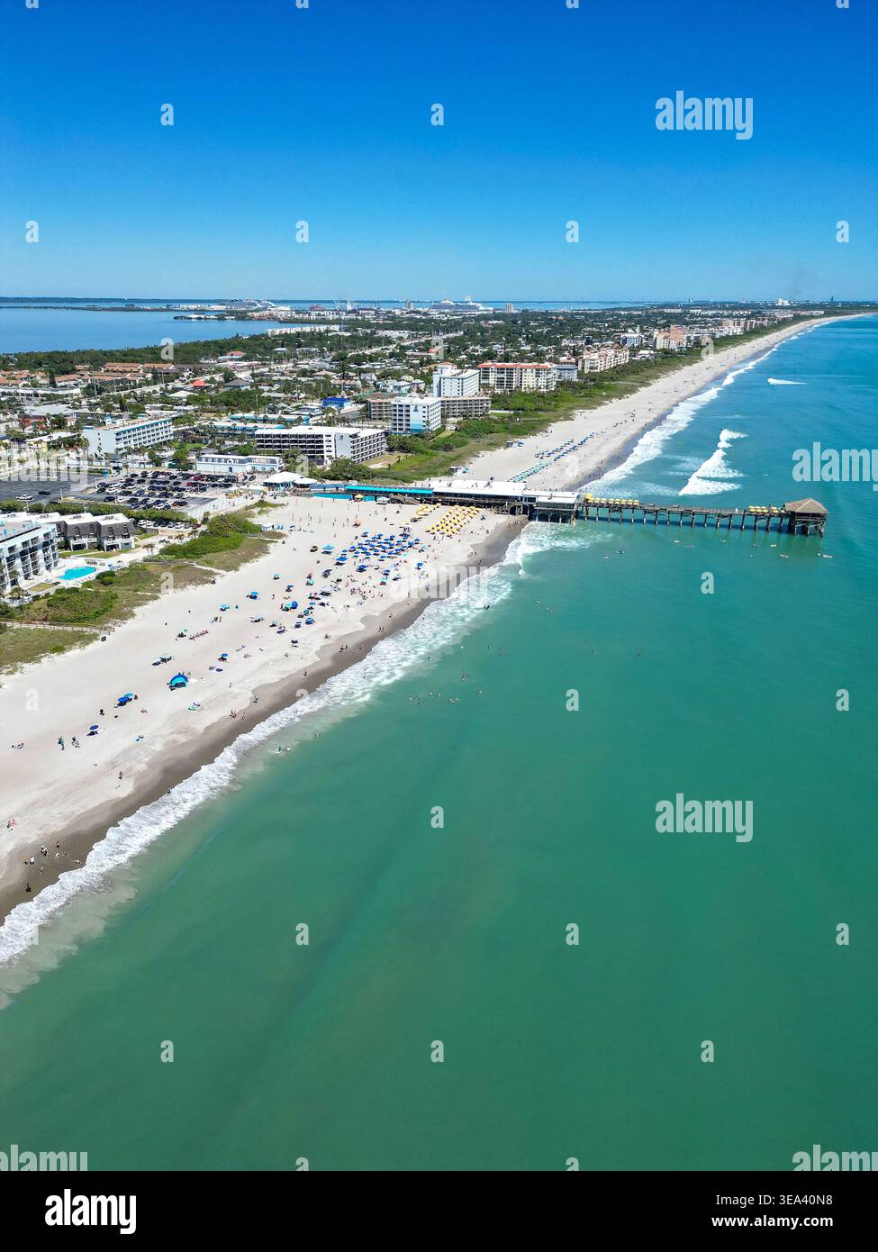 Blick auf die Küste in der Nähe des Cocoa Beach Piers in der Nähe von Cape Canaveral an Floridas Space Coast im Brevard County Stockfoto