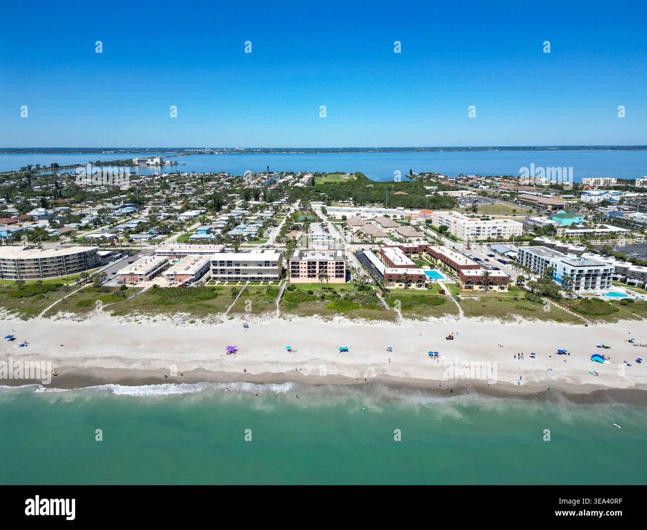 Hotels, Resorts und Ferienwohnungen am Meer in der Nähe von Cocoa Beach Pier und Cape Canaveral an Floridas Space Coast Stockfoto